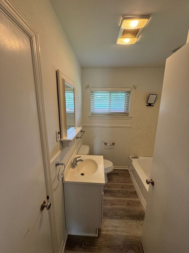 Building Photo - 3 bed 2 bath in East Ridge! Fenced in Yard!