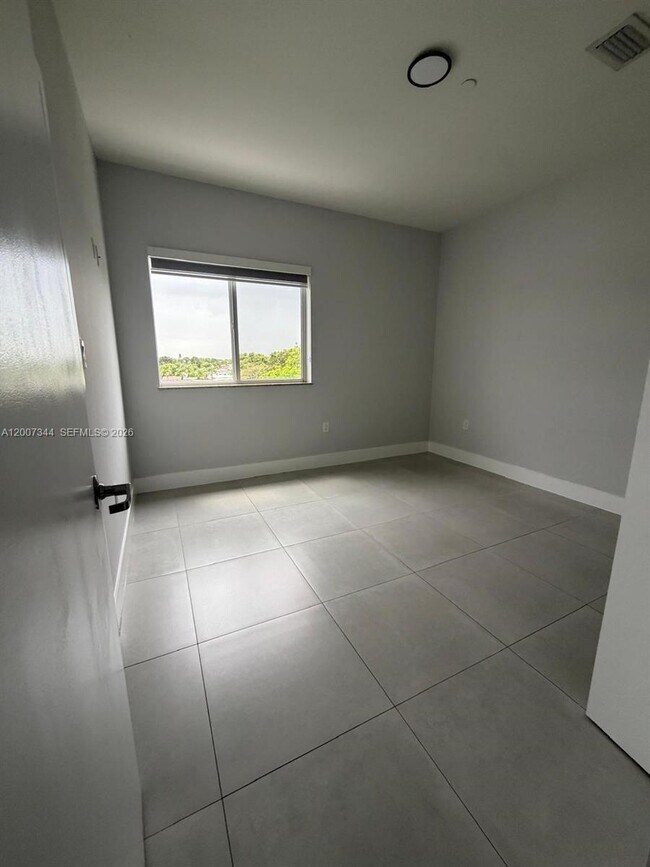 Building Photo - 381 E 50th St