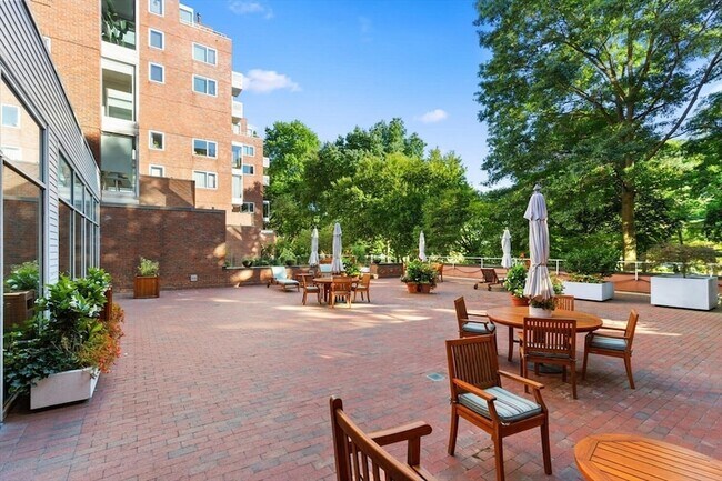 Building Photo - 975 Memorial Dr