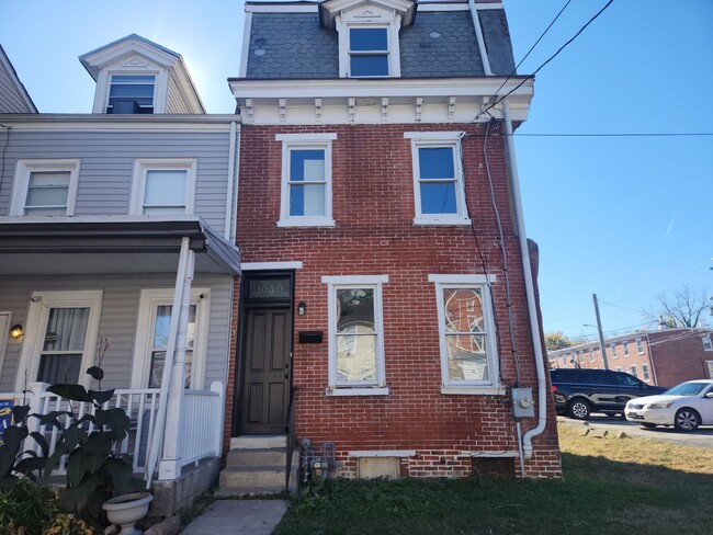 Primary Photo - End unit townhome