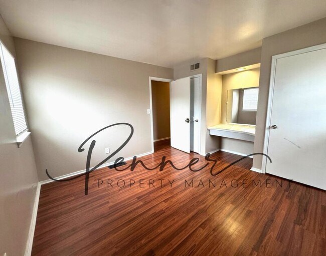 Building Photo - 214-B Oak Dr