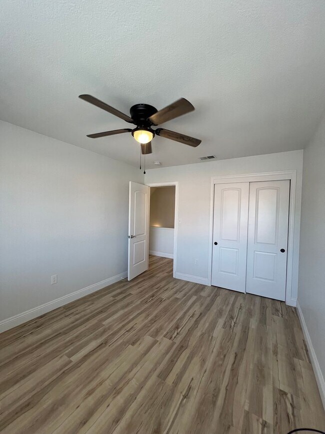 Building Photo - 7501 Canyon Clover Dr