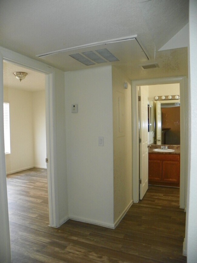 Building Photo - 1 bedroom with loft - or 2nd bedroom - w/d...