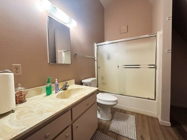Building Photo - 2 Bedroom in a beautiful woodsy location!
