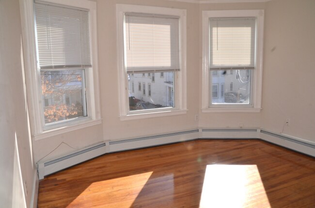 Building Photo - 10-10 Howard St