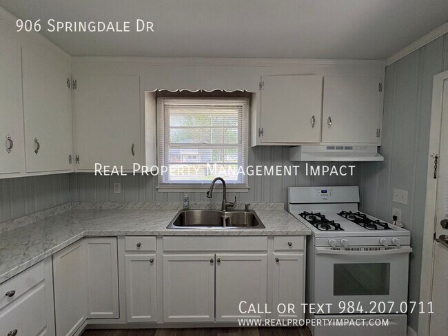 Building Photo - 906 Springdale Dr