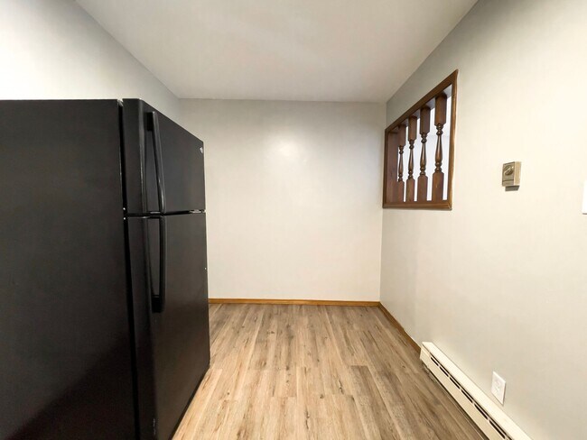 Building Photo - 2213 E Memorial Dr