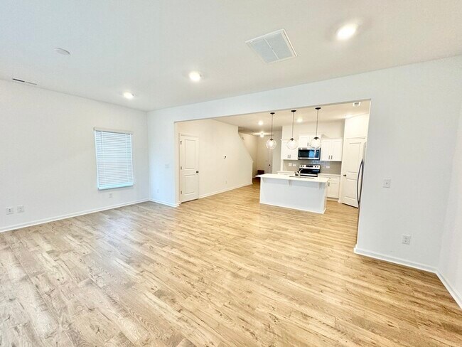 Building Photo - Beautiful 3 Bedroom Townhome minutes from I-85 - AVAILABLE NOW