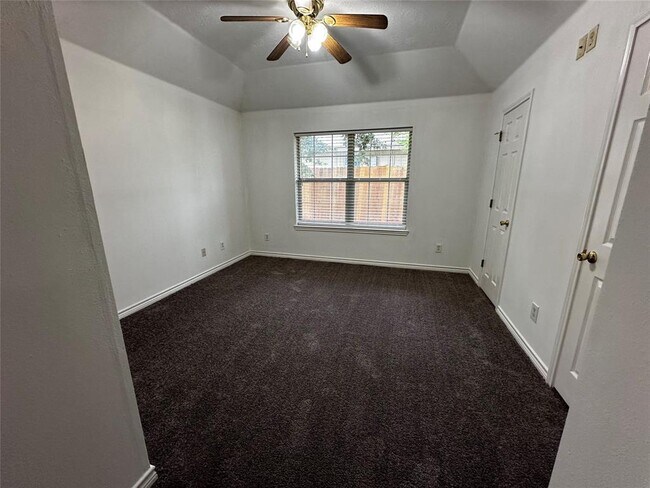 Building Photo - 1400 Prairie Dr