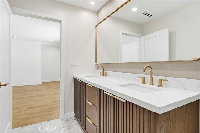 Building Photo - 5440 Alcove Ave