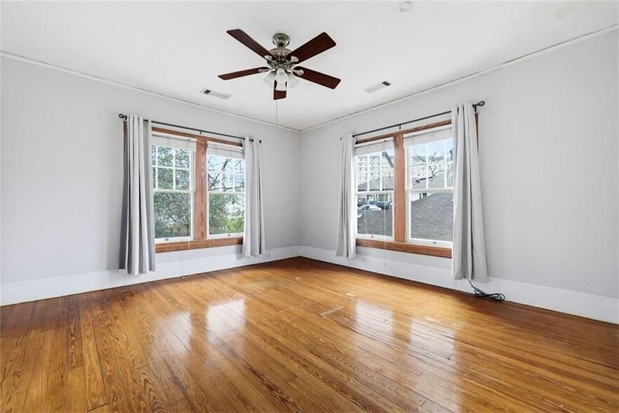 Building Photo - 114 E Maple St