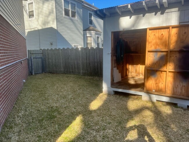 Building Photo - Hickory Street