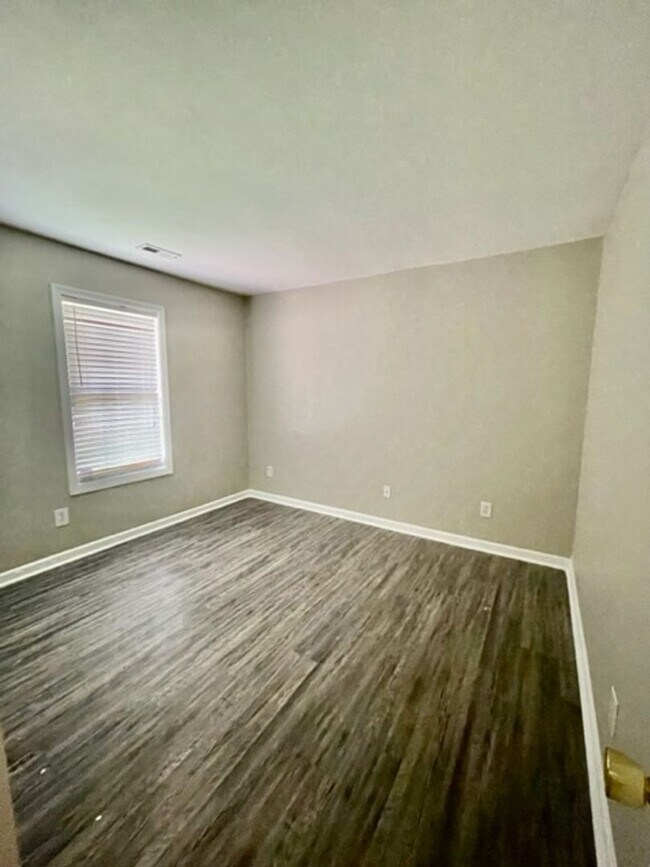 Building Photo - Welcome to the Adorable 3 bedroom 2 bath 1 car garage Home, located in the vibrant city of Charlo...