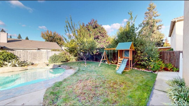 Building Photo - 2638 E Skyview Ave