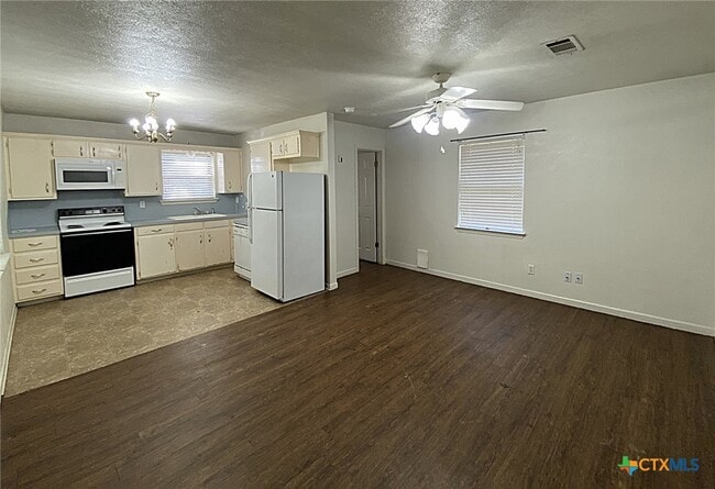 Building Photo - 1312 W Avenue D