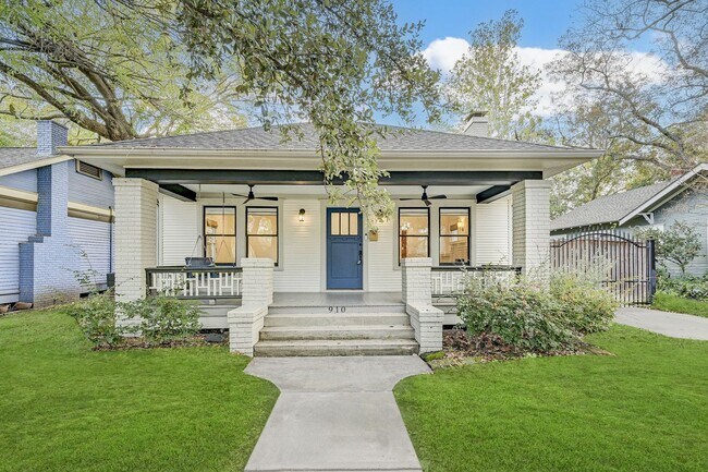 Building Photo - Completely renovated Heights historic bung...
