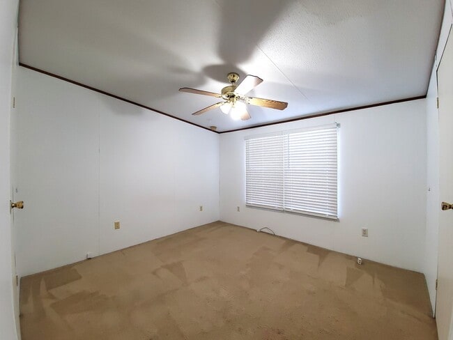 Building Photo - Spacious 4 bedroom with 3 FULL bathrooms n...