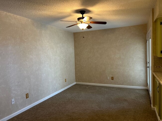 Building Photo - Charming and Close to Dining, Shopping, Gym, Theater