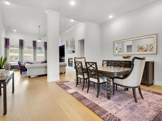 Building Photo - 439 Montrose Dr