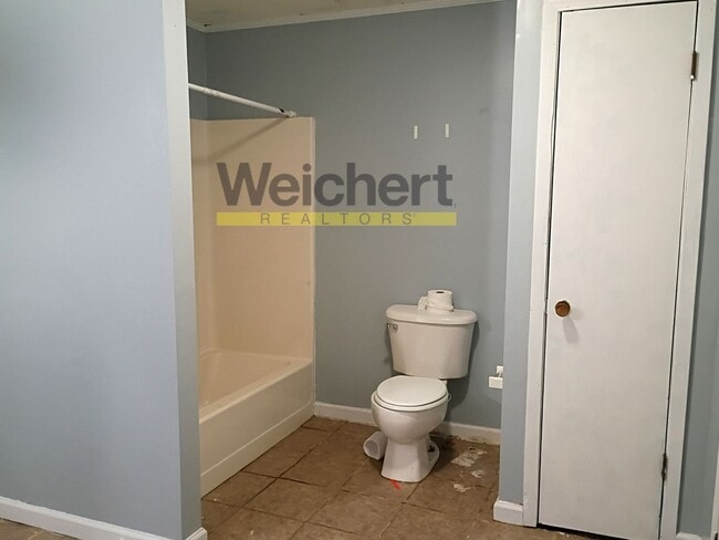 Building Photo - Spacious 4-Bed Home with Fenced Backyard