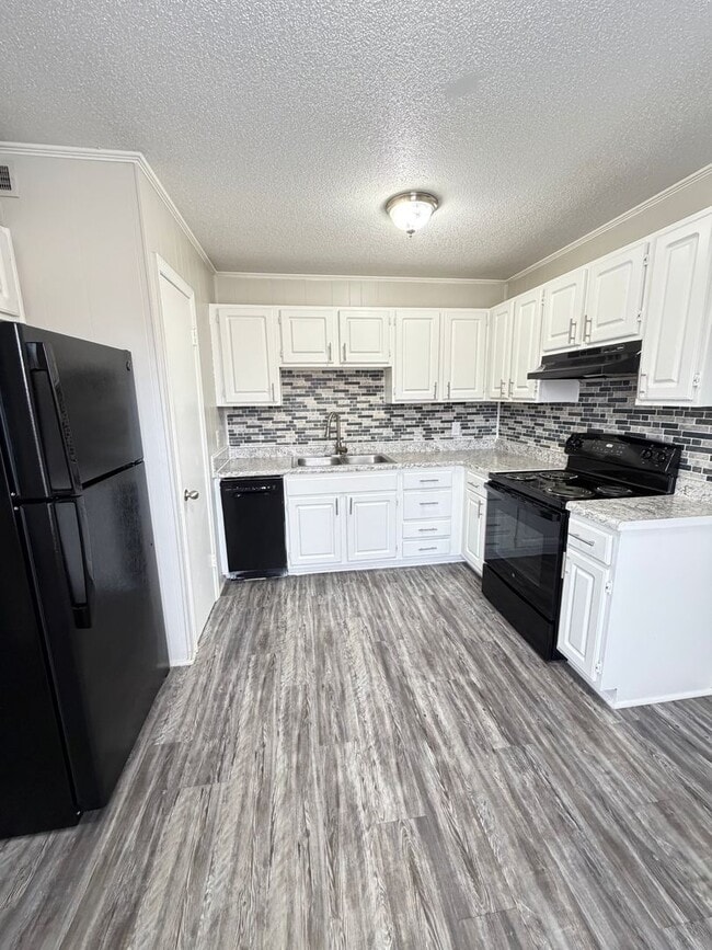 Building Photo - 3 Bedroom