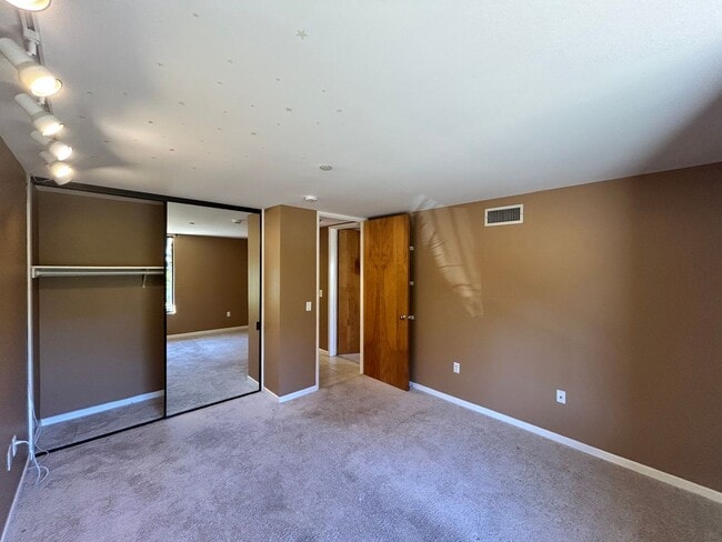 Building Photo - Beautiful 2B/2BA Condo in Mission Hills for Rent!
