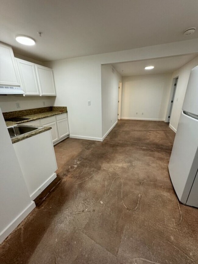 Building Photo - Renovated 2 bedroom Apartments available! ...