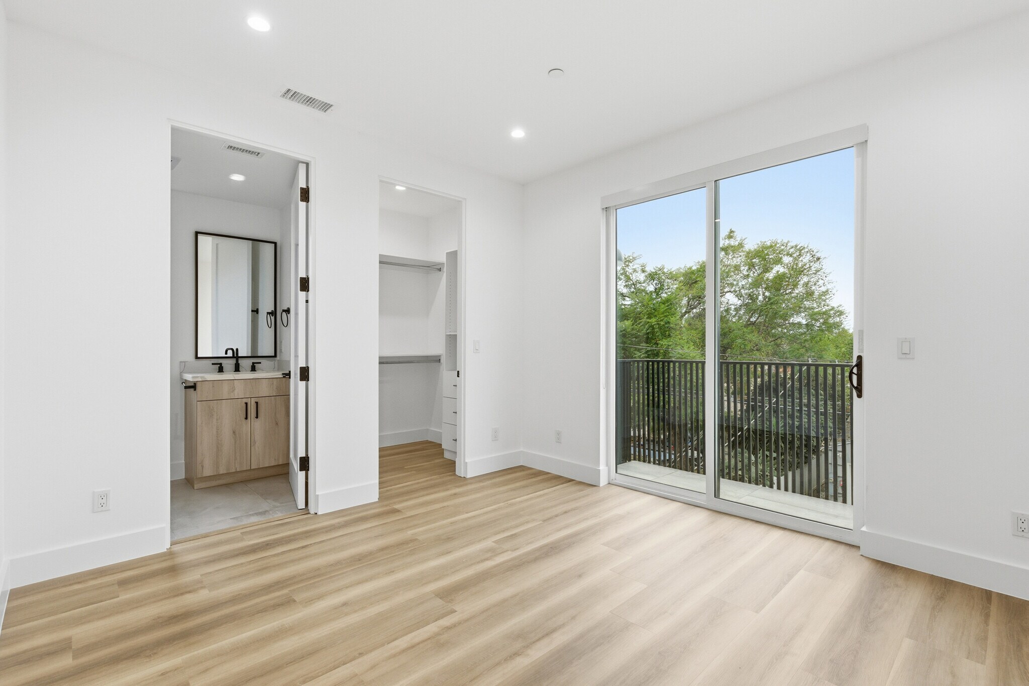 Building Photo - 5805 Kester Ave