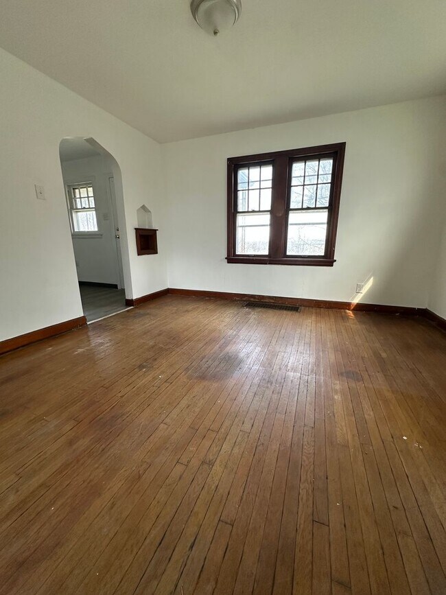 Building Photo - 3 Bedroom Home with Attached Garage