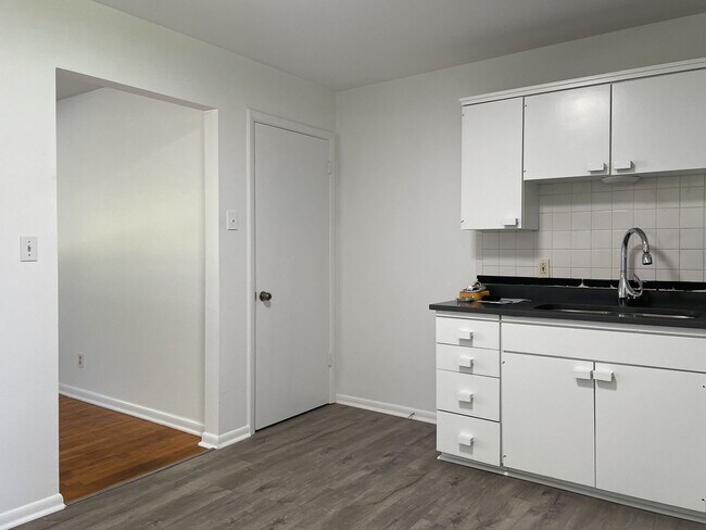 Building Photo - {10105} Charming 2 bedroom + 1 car garage + updated bathroom