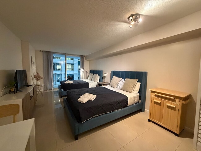 Building Photo - 1 SE 12th St