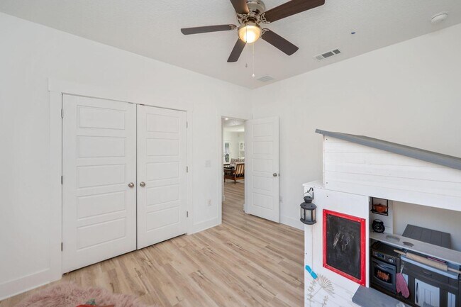 Building Photo - 667 Red Fern Rd