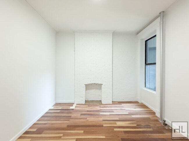 Building Photo - Massive Fort Greene 3-Bed 1-Bath / In Unit W&D / 2-Blocks to Fort Greene Park