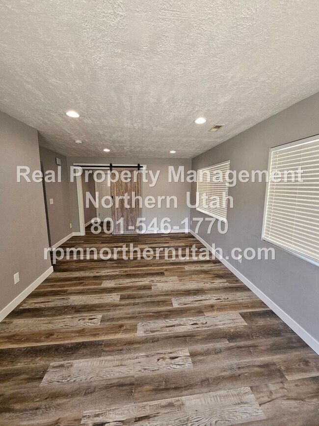 Building Photo - 902 Sullivan Dr