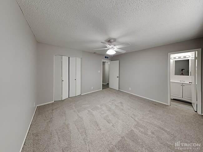 Building Photo - 1121 W 12th Pl