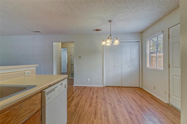 Building Photo - 400 Hedgewood Dr