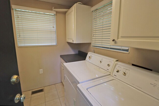 Building Photo - Your Next College Pad – 2BR/1BA, Pets Welc...