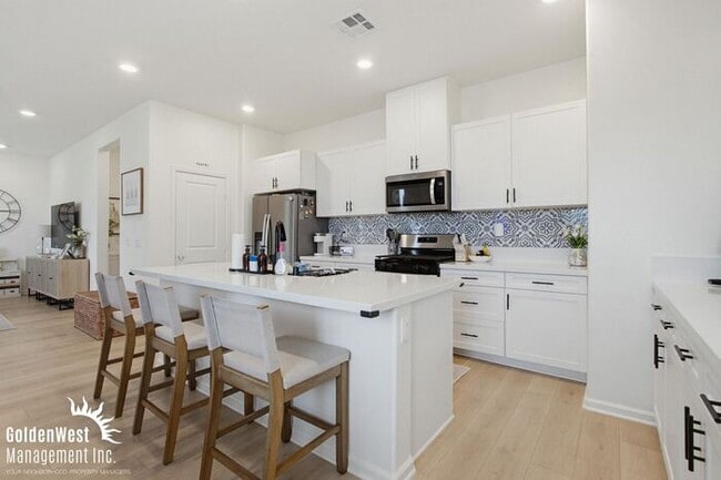 Building Photo - Modern 3Bdm 2.5Ba Unfurnished Town-Home in the Soltaire Community!