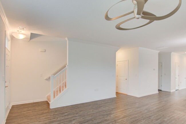 Building Photo - 3 Bed, 2.5 Bath Condo in Hickory School Di...