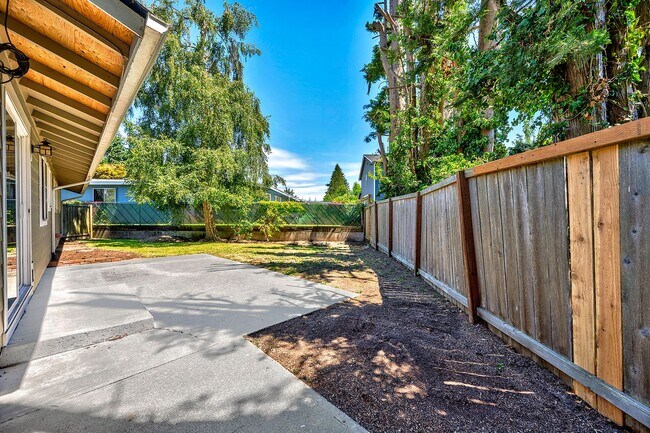Building Photo - Lynnwood Rambler