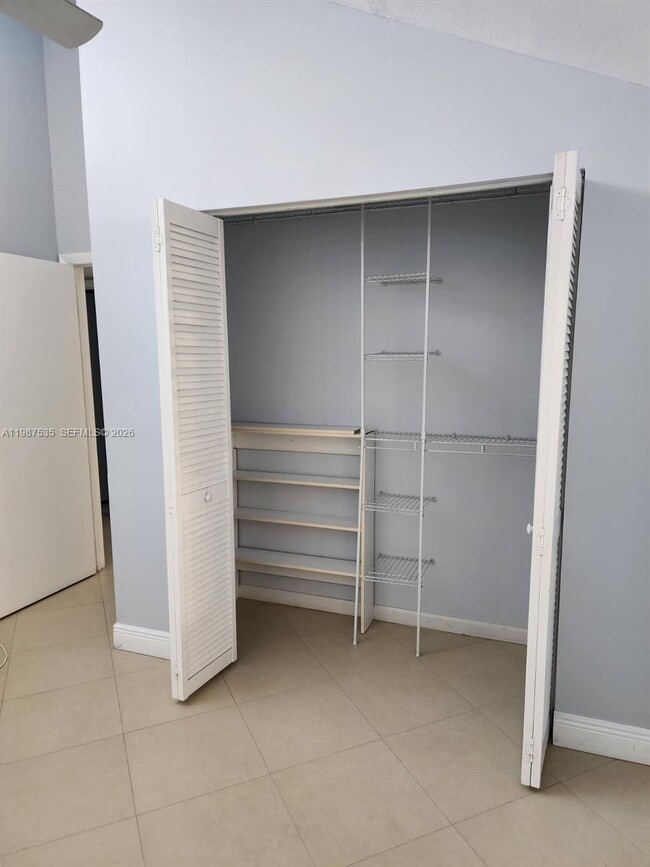 Building Photo - 537 N University Dr