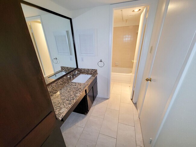 Building Photo - BEAUTIFUL UPDATED 2 BEDROOM 2 BATH CONDO. ...