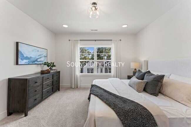 Building Photo - 700 N Dupont Ave