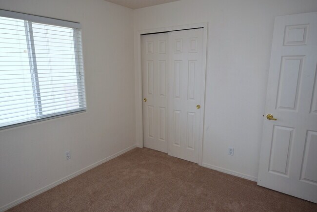 Building Photo - Amazing 3 Bedroom Home Near KAFB!