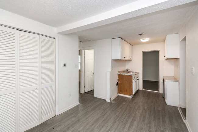 Building Photo - Amazing 3 Bedroom 1 Bathroom Home