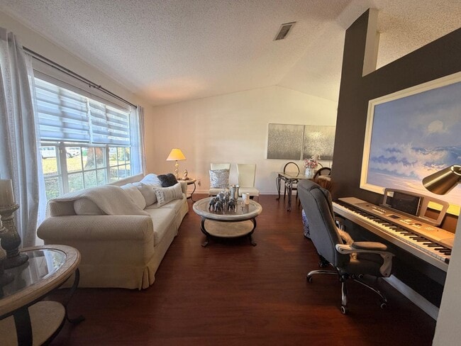 Building Photo - 1902 SW Aladdin St