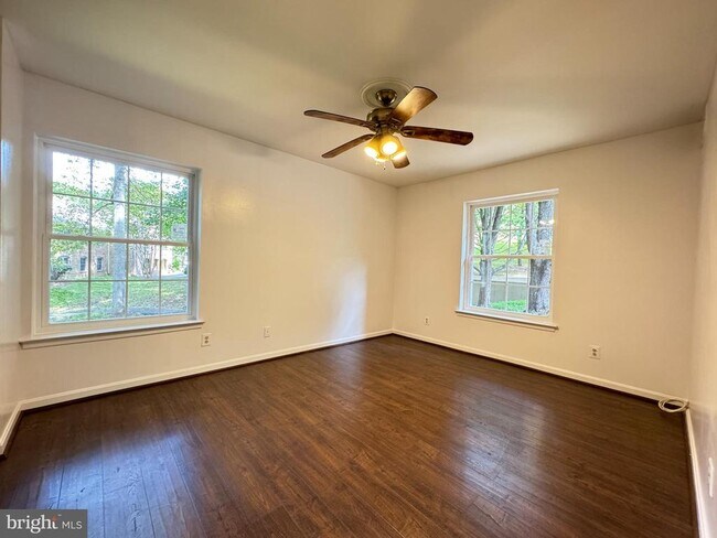 Building Photo - 5916 Cove Landing Rd