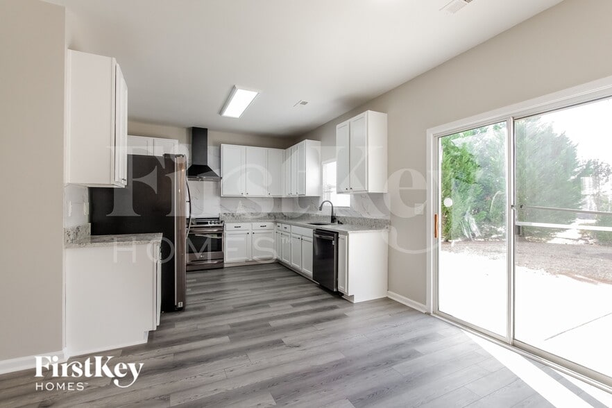 Building Photo - 7421 Lamplighter Close Dr