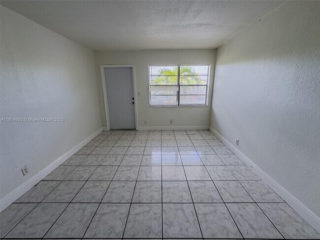 Building Photo - 4051 N Dixie Hwy