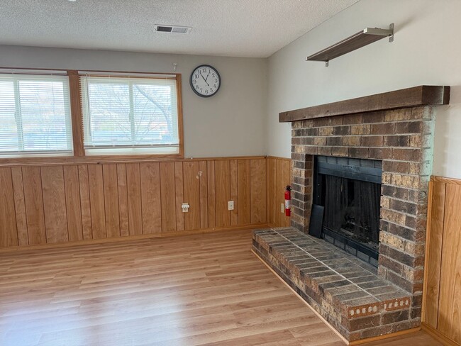 Building Photo - Low Maintenance Living - 3 Bedroom 2 Bathr...